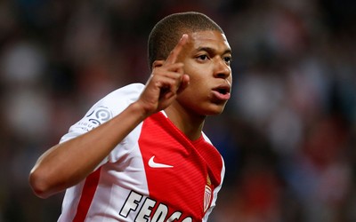 小鸟体育快讯-内马尔与女友恩爱如初